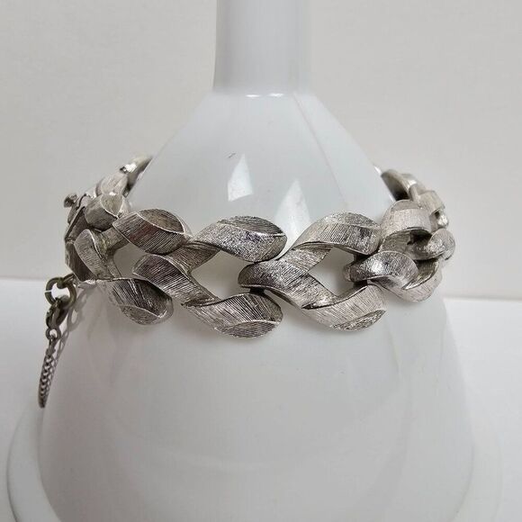 Vintage Monet Silver Tone Textured Open Heart Link Bracelet Safety Chain MCM - Picture 2 of 12